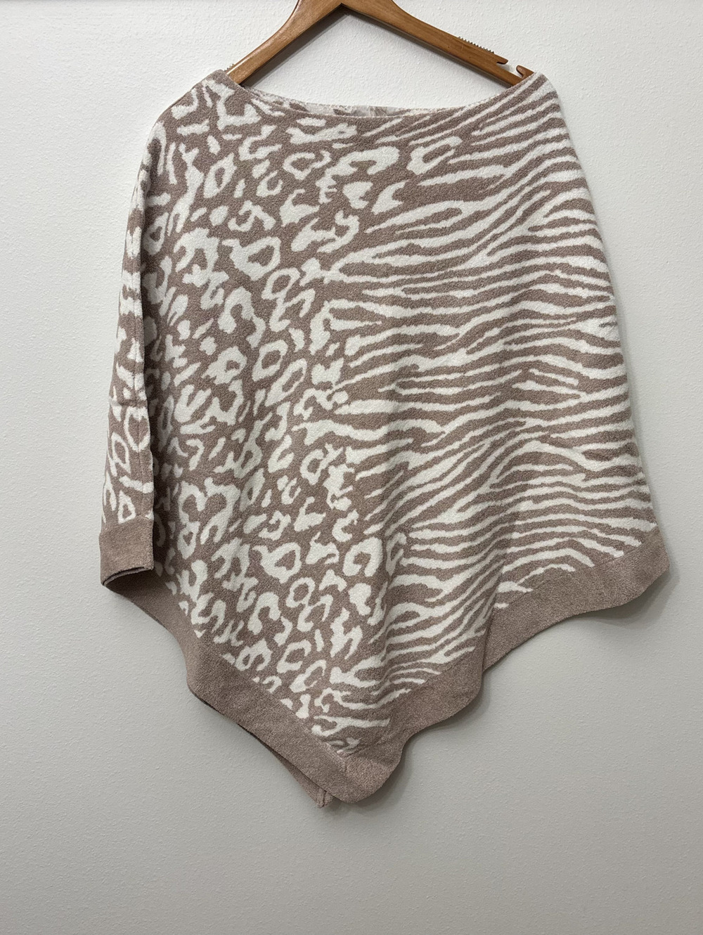 Barefoot Dreams Poncho NWT One Size